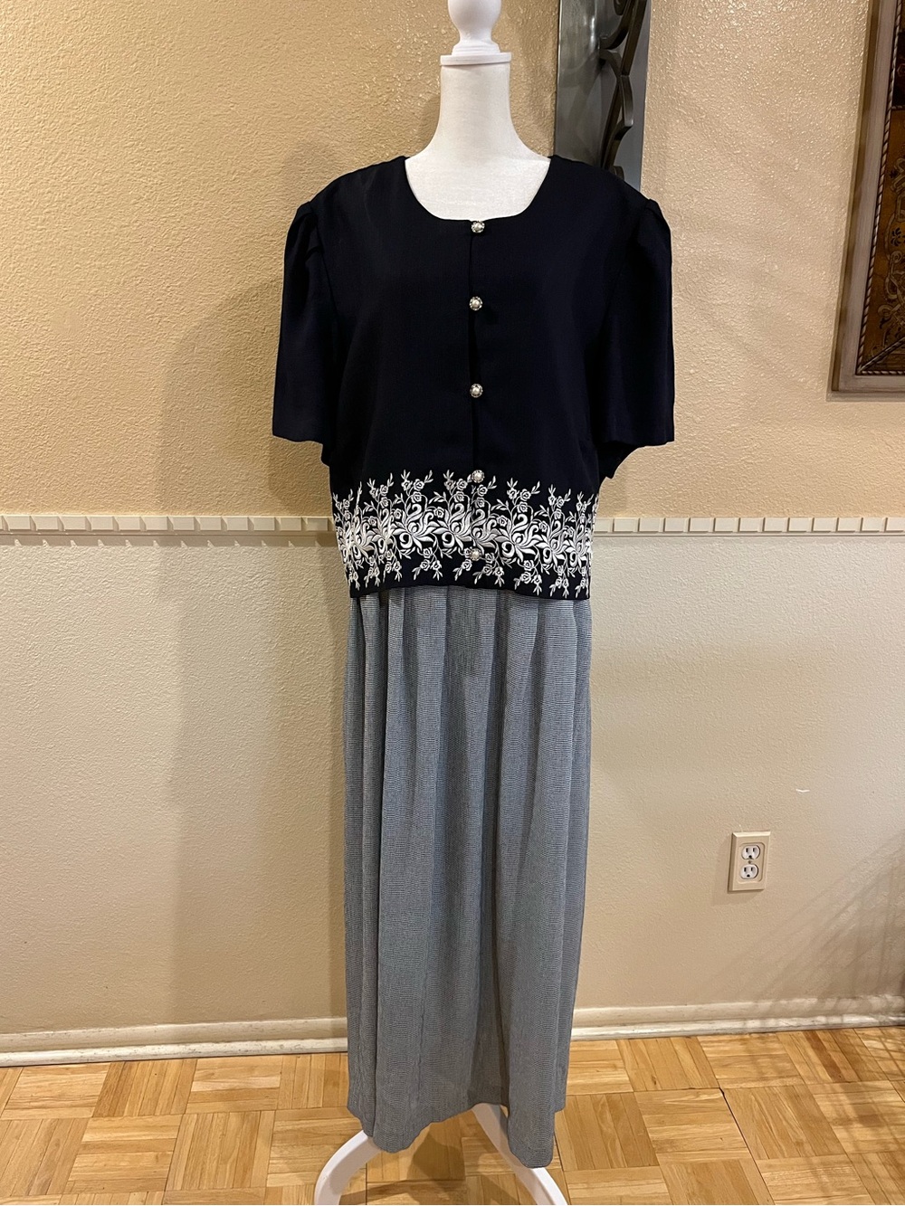 Another Thyme Vintage Dress w/ 2-piece illusion. Embroidered. Pearl buttons. 24W